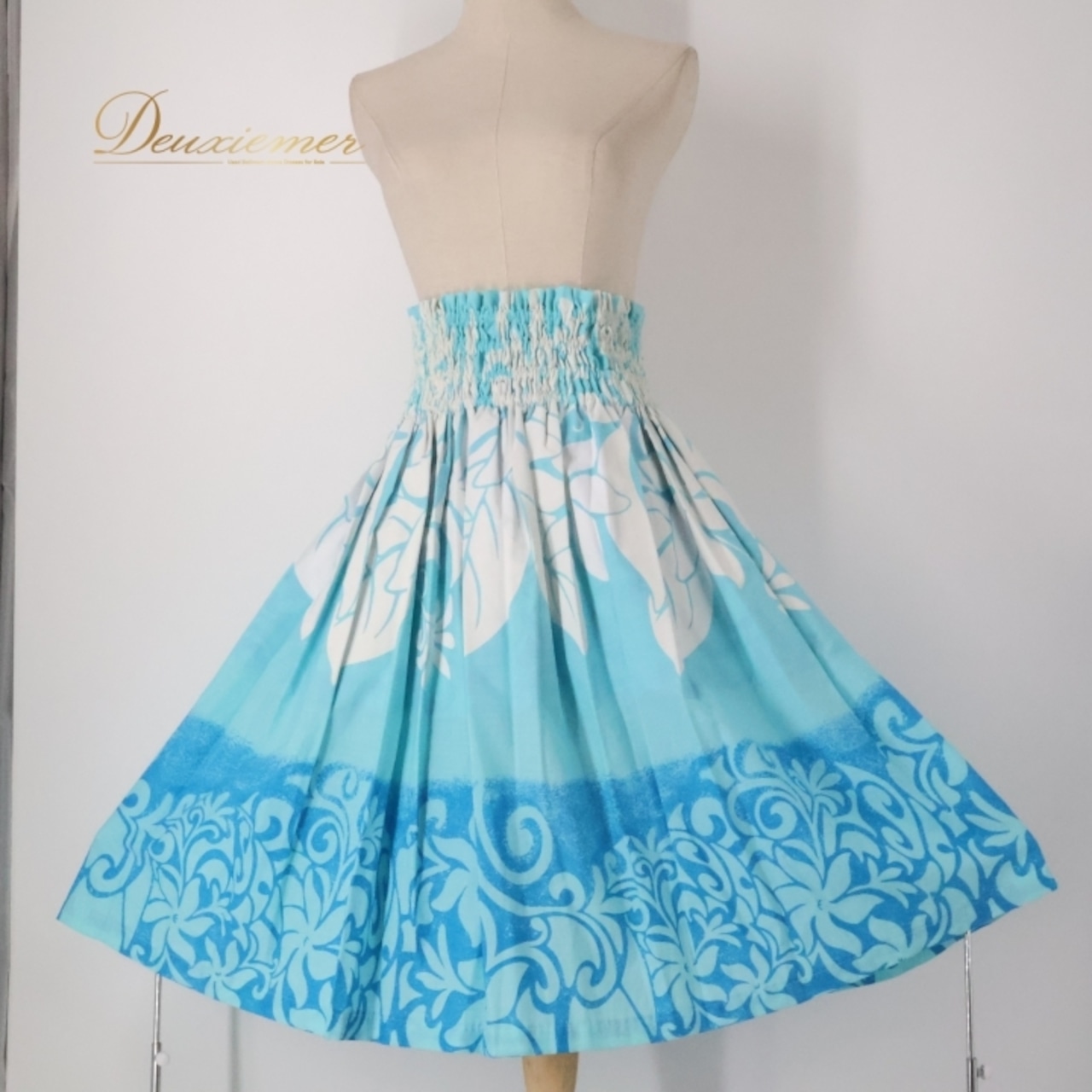 フラダンス 衣装 パウスカート ブルー系 ハワイアンプリント ティアレ柄 ハワイアン 植物柄 花柄 アロハ フラ ダンス レッスン 練習 かわいい おしゃれ さわやか 華やか シングルスカート フレア 軽やか ふんわり ホワイト系 水色 青 白 アウトドアイベント ハワイアンスタイル おしゃれコーデ キュート ガーリー 美シルエット 大人可愛い エレガント