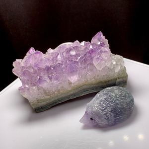 5.ウルグアイ産アメジストクラスターに住み着いているフローライトハリネズミさん