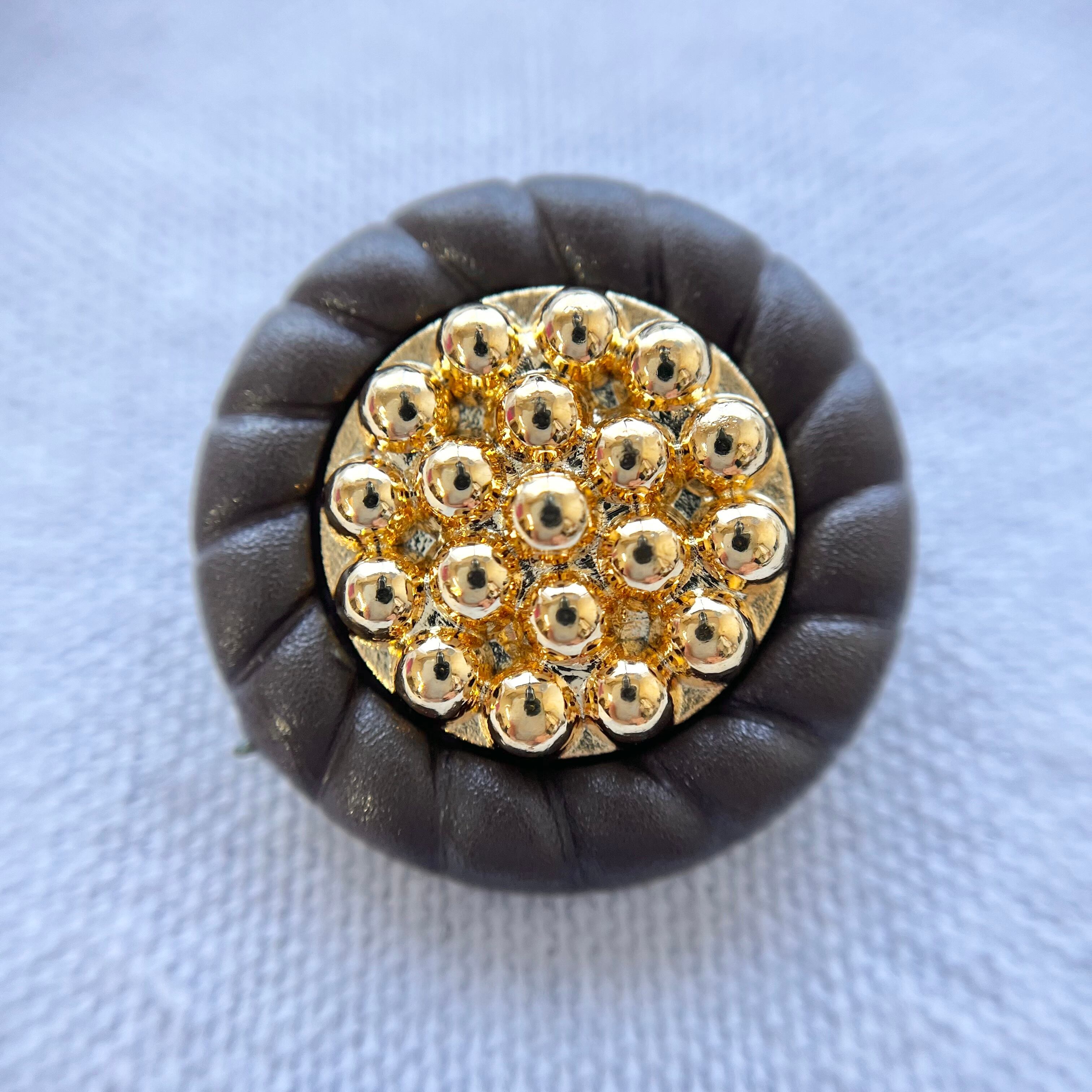 イタリア 立体ゴールドドット×ブラウンフラワー 27.5㎜