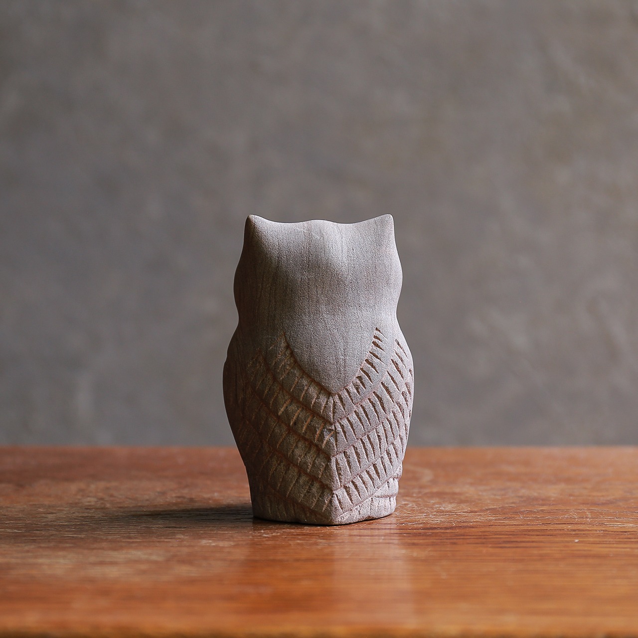 【ご成約品】上品に見つめる、石のフクロウ・コロンとした、木製の鳥(シルバー)