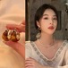 眩しい 秋冬向け琥珀色ピアス