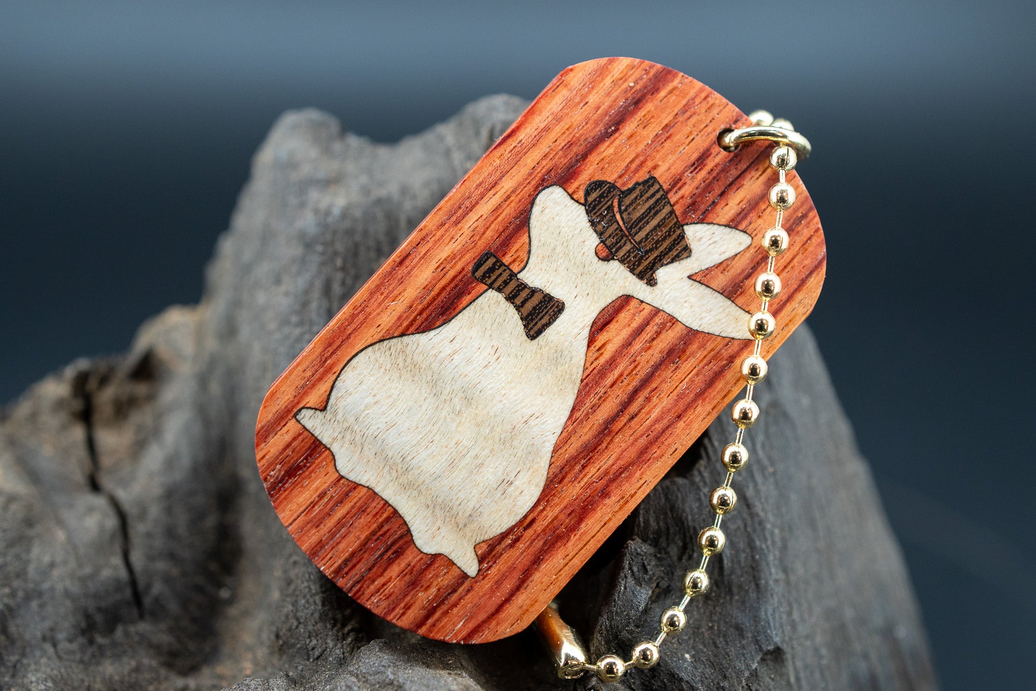 【 木材の女王】チューリップウッド ドッグタグ 象嵌 三月ウサギ