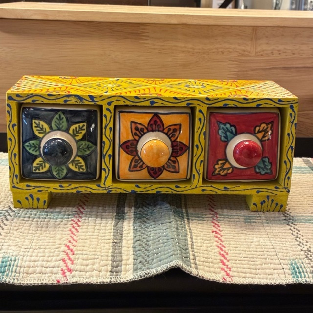 India Blue Pottery Mini 3-Drawer Unit　インド　ブルーポタリ3ドロワーチェスト　横型　イエロー　引き出し　置物　玄関収納　メヘンディアート　鍵入れ　印鑑入れ　ハンドメイド