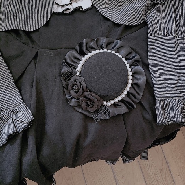 漆黒の薔薇が咲くクラシカルミニハット 淑女の気品を纏うパールとチュールの装飾帽子