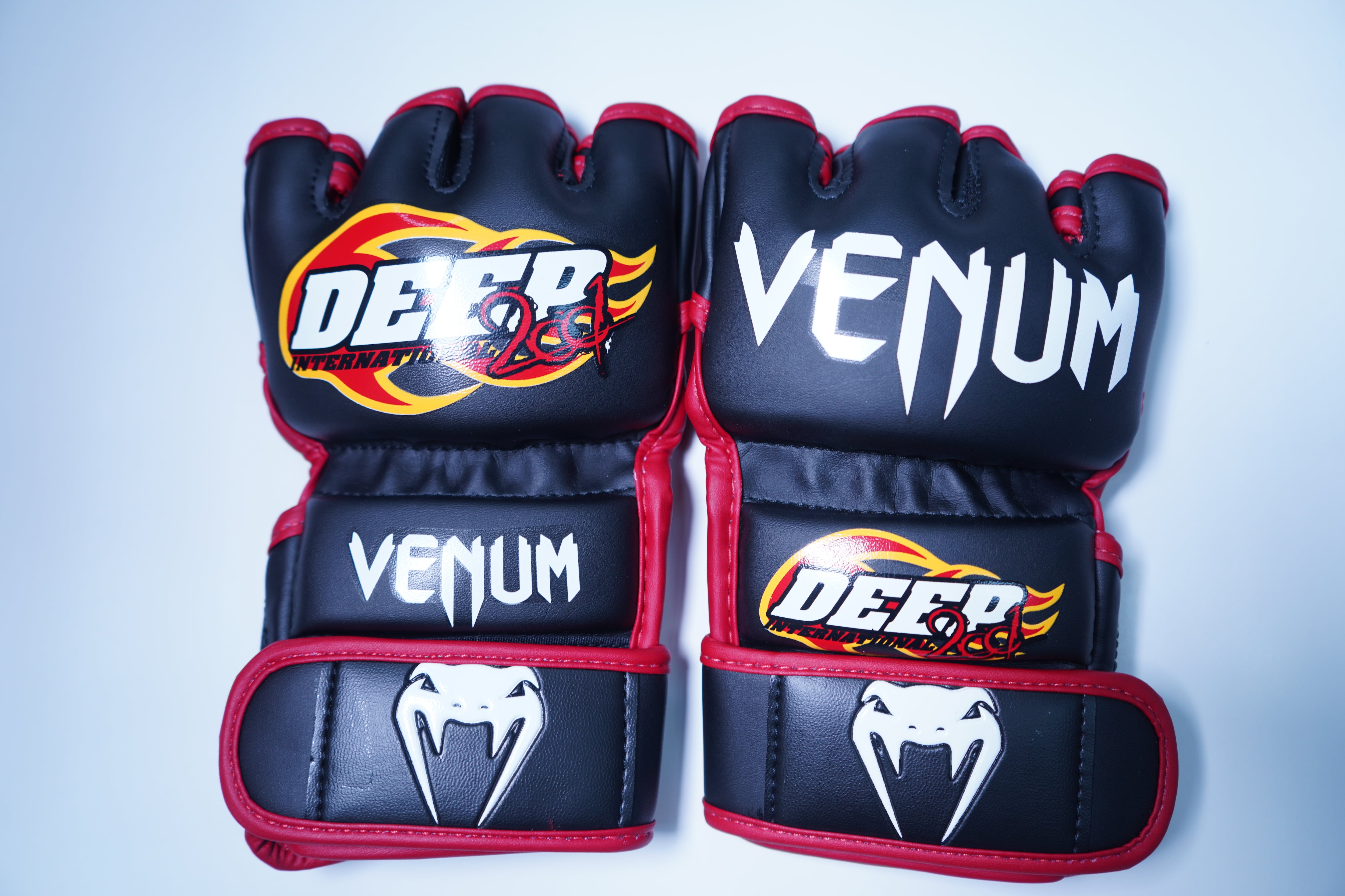 DEEP公式MMAオープンフィンガーグローブ (VENUM）