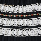 フォークダンス 衣装 スカート ブラック系 レース 花柄 黒 白 赤 緑 プリーツ シンプル チロリアン チロルスカート カントリー ダンス衣装 華やか かわいい イベント 練習 レッスン ホワイト系 レッド系 グリーン系