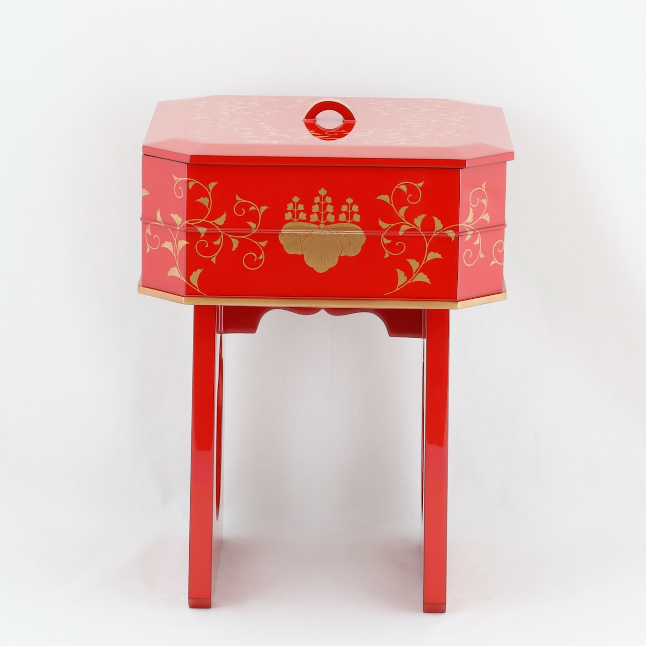 1754  輪島塗　献菓子器／朱塗／唐草蒔絵／五七桐紋