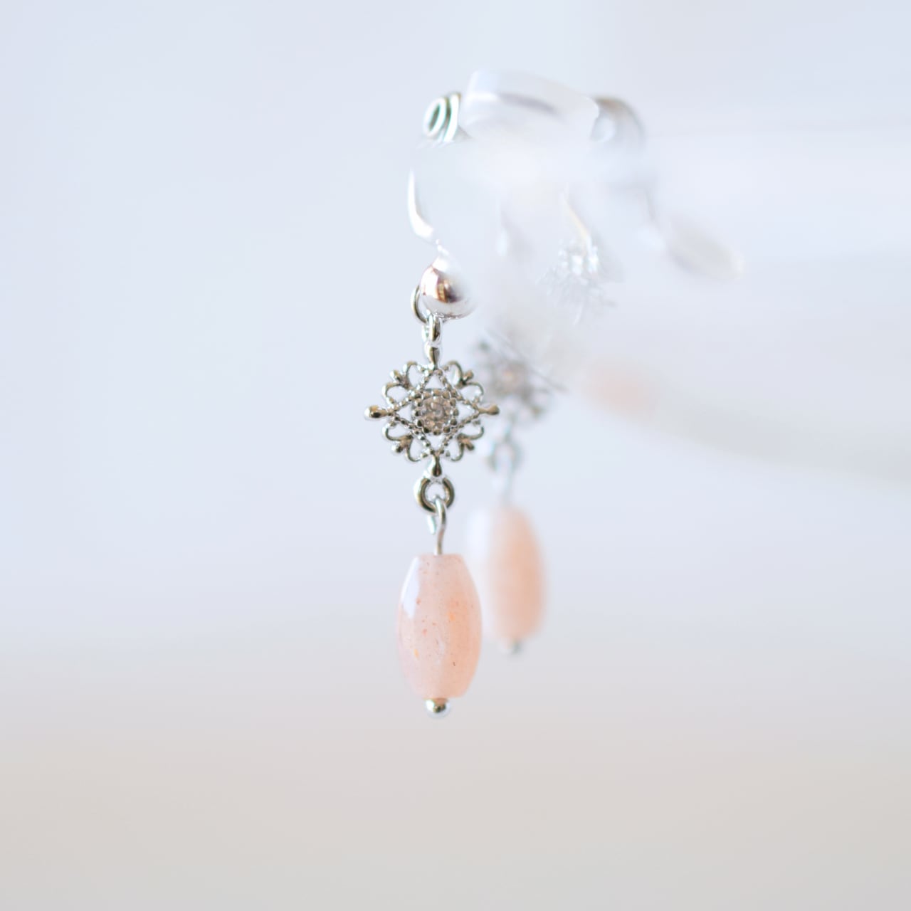 ピンクムーンストーン シルバー 魔法のイヤリング 痛くない 日本製 福耳ok 金属アレルギー対応 落ちない シンプル 大人 揺れる 送料無料