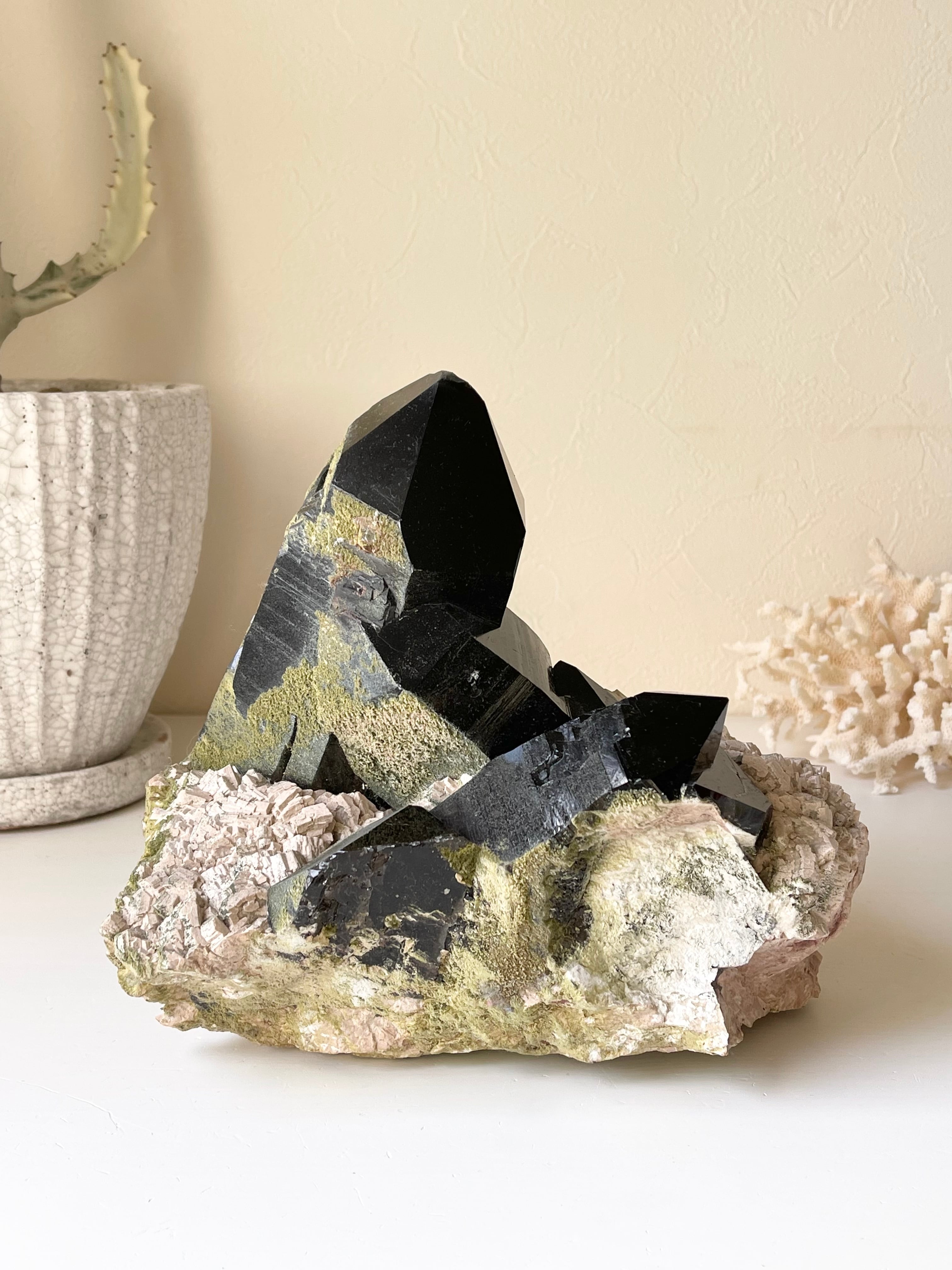 山東省産母岩付き黒水晶(モリオン)