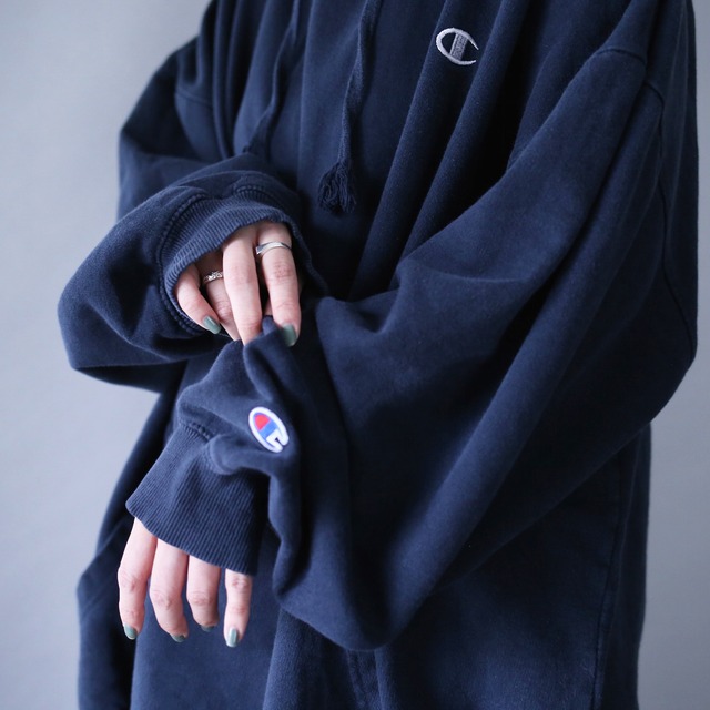 "Champion" dark navy color super over silhouette sweat parka