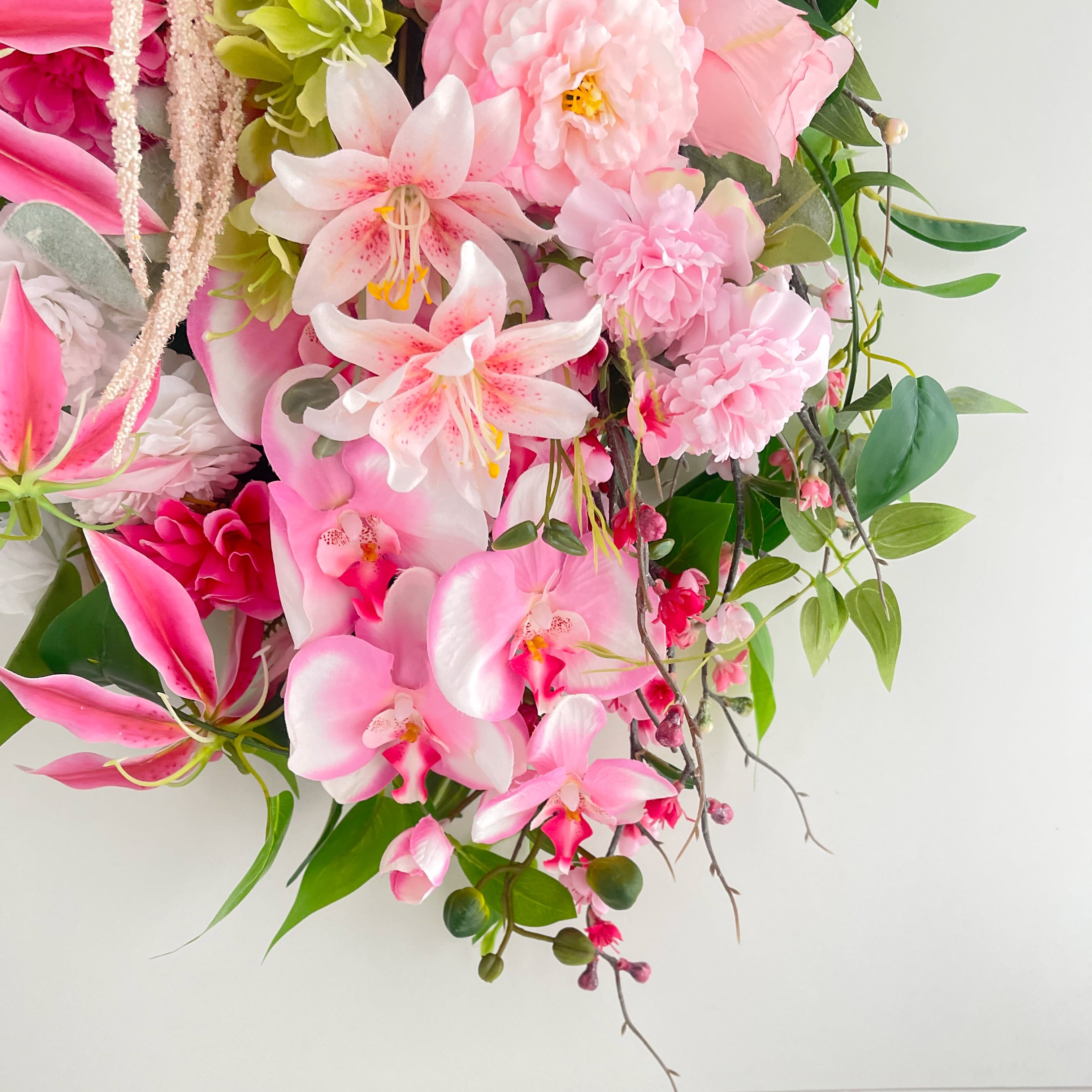 ひな祭りを祝う 胡蝶蘭と桃の特大スワッグ｜春を告げる華やぎ｜初節句