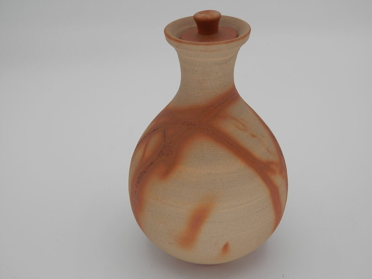 No.123 蓋付火襷紅葉徳利 | 焼き締めの陶 どい