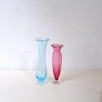 水色とピンクの一輪挿し