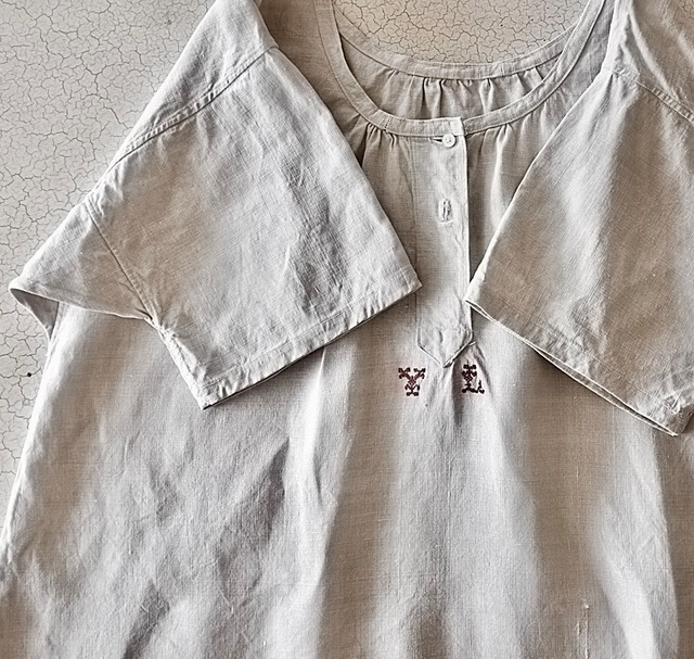 フランス 1900s 手織リネン 装飾的モノグラムと緩やかなワンピースa アンティーク