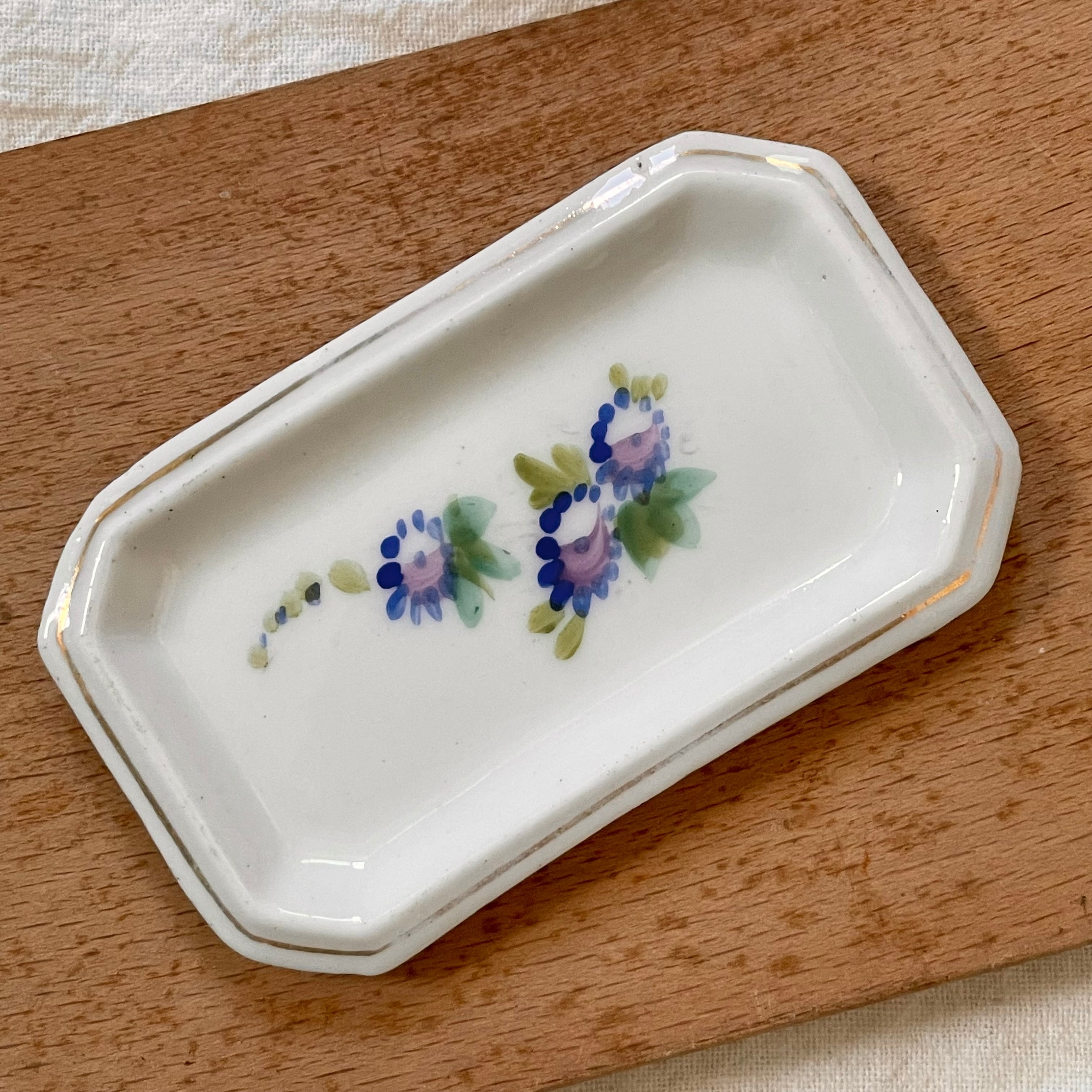 青い花模様の小皿