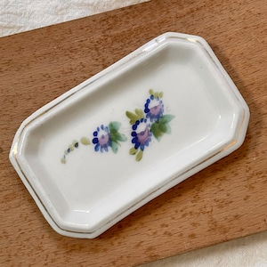 青い花模様の小皿