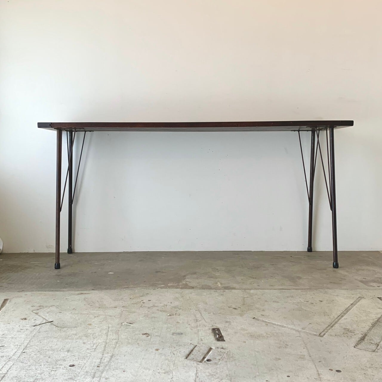 スチール脚のテーブル　古家具