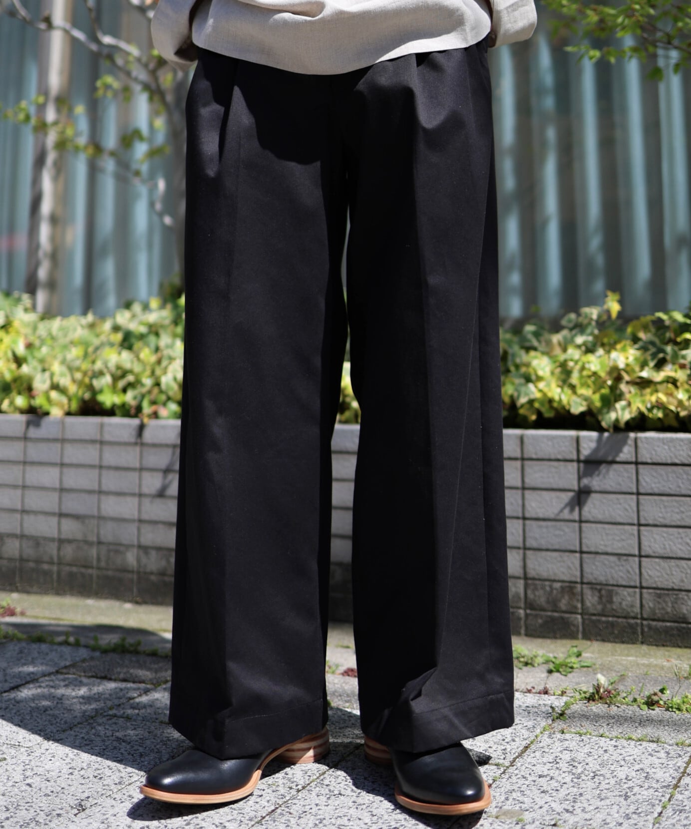 UNIVERSAL PRODUCTS. / 253-60502 2TUCK WIDE CHINO TROUSERS (BLACK