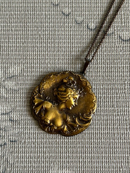 オーストリア Vintageネックレス デッドストック カメオ風プレート 貴婦人 エンボス アクセサリー