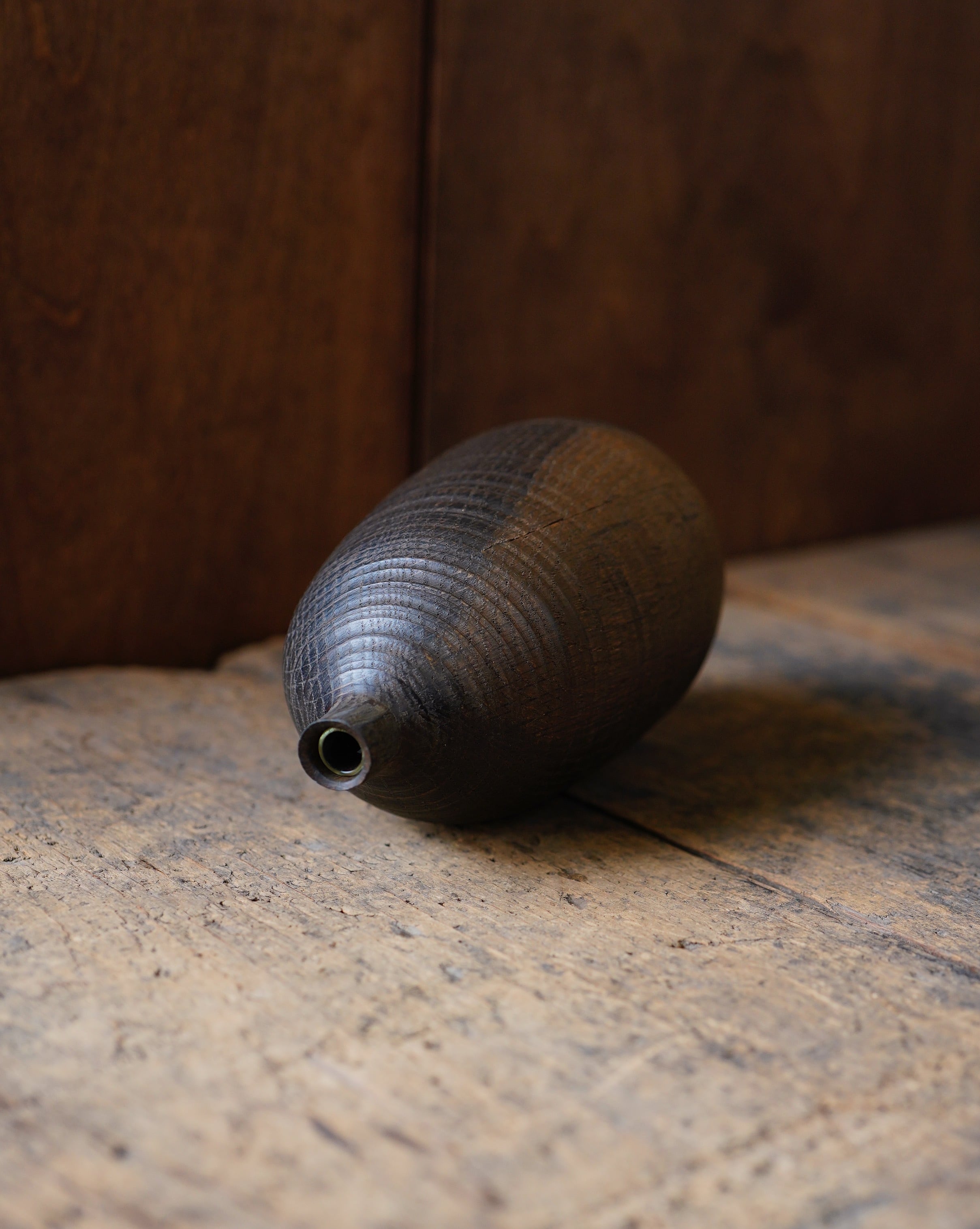 花器 ナラ -鉄媒染ガラス塗装仕上げ- / 駒田雄蔵 | hitsujitoyagi