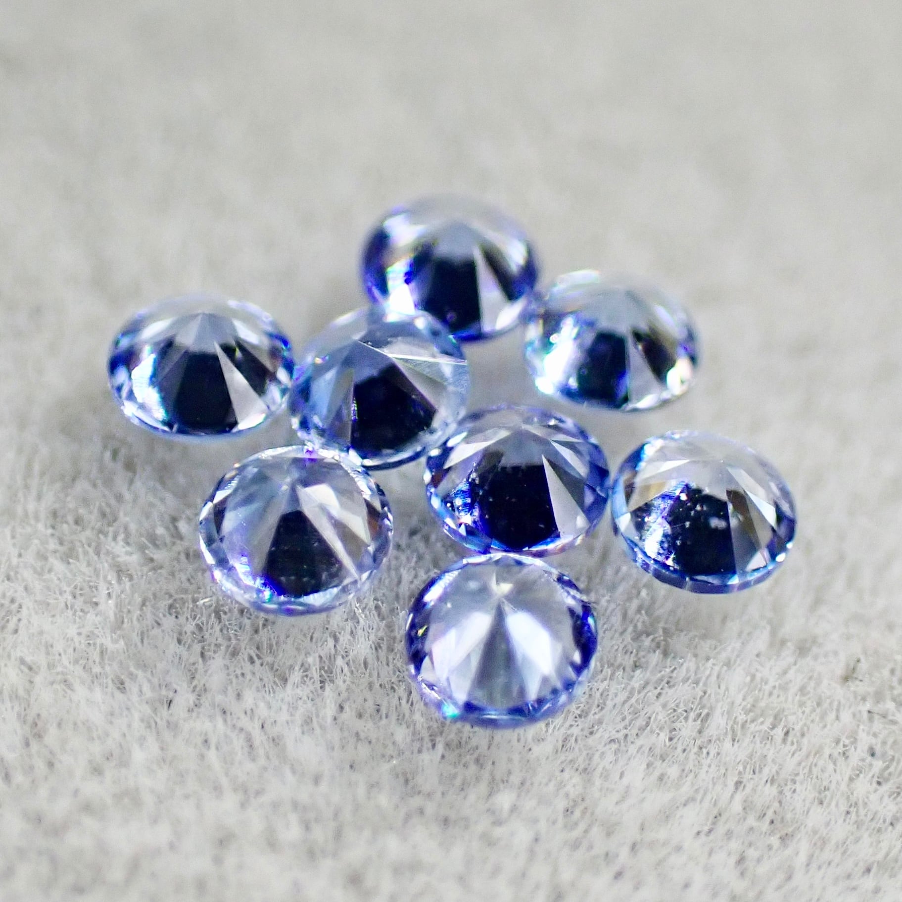 ランダム販売 Benitoite 2mm 0.03ct SanBenito,USA | One Loose