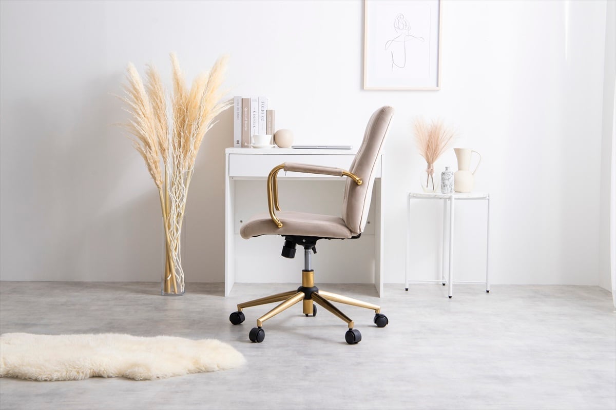 クラシカルな佇まいで大人可愛いアーム付ベロアデスクチェア