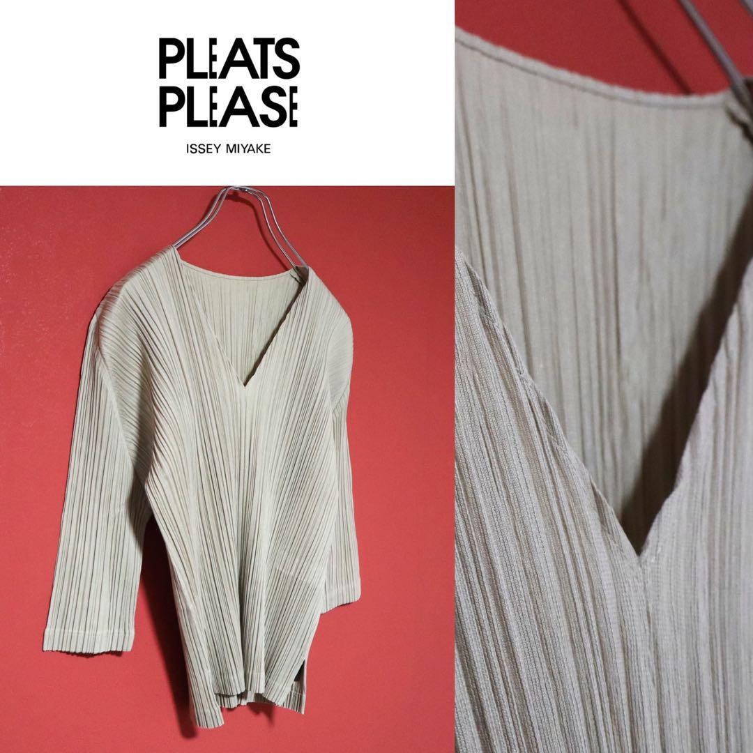 PLEATS PLEASE