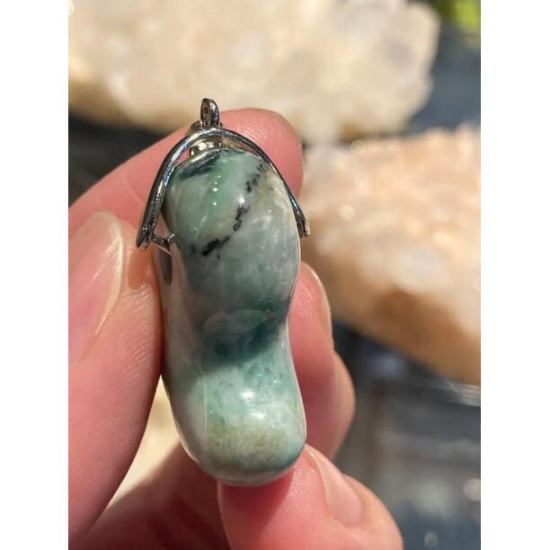 希少】 糸魚川翡翠 勾玉 | レインボー・シヴァ 