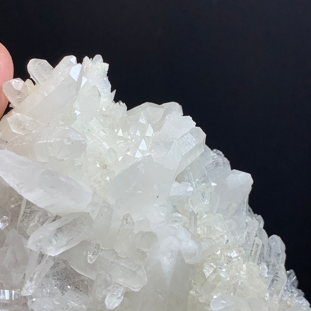 2.フローライトハリネズミが住み着いている水晶クラスター