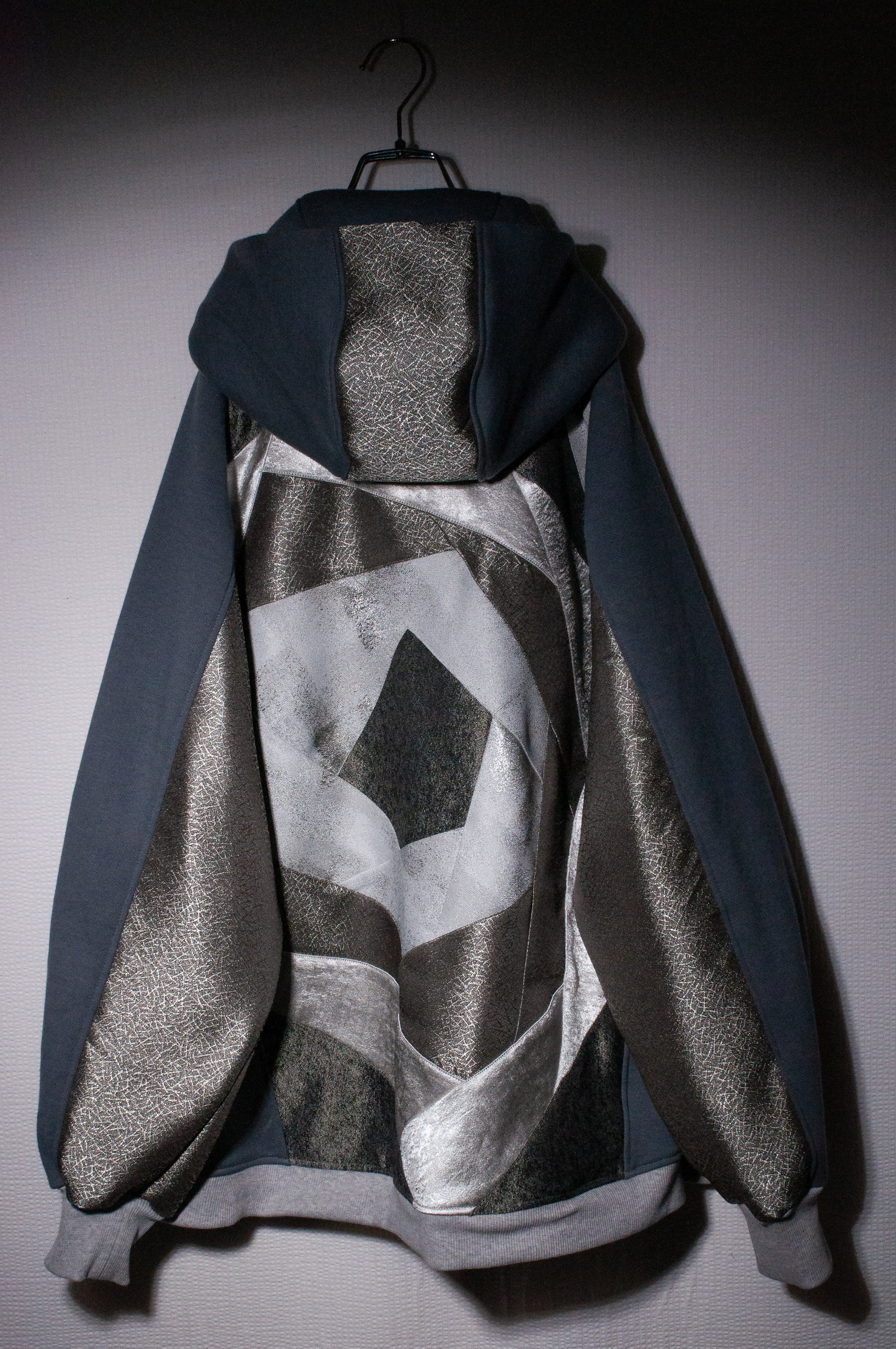Dolman-Hoodie PW (dark grey/gold) | カクレミ