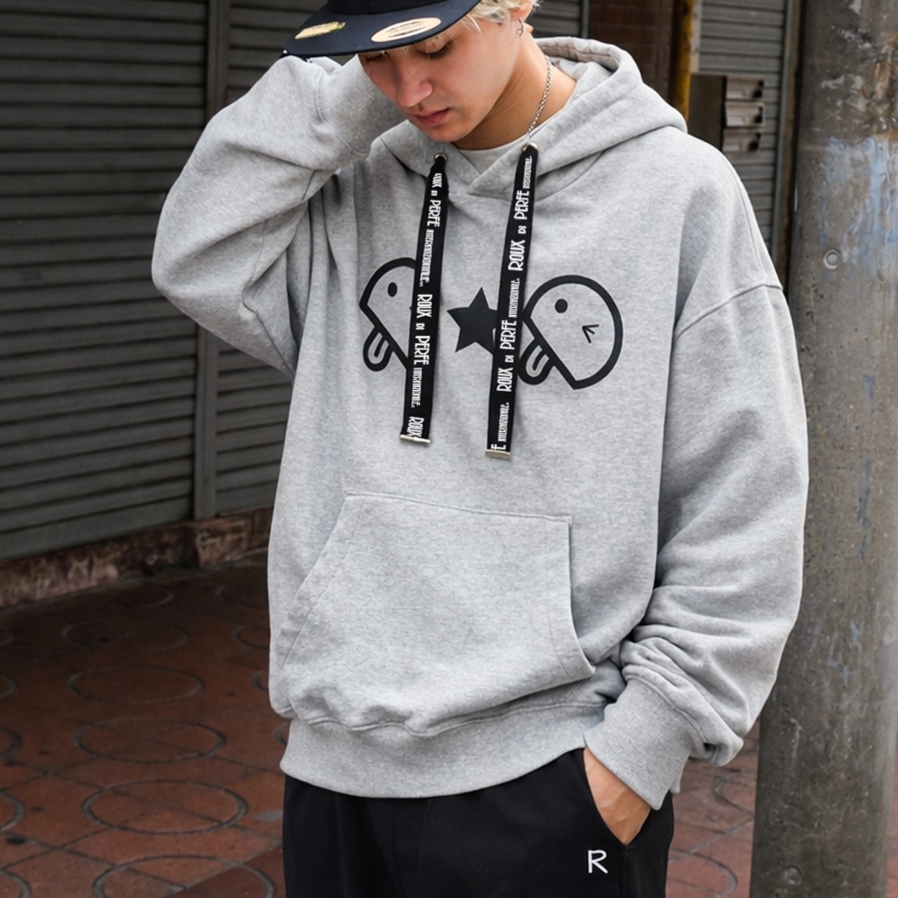 ロゴ紐ベーマークパーカー