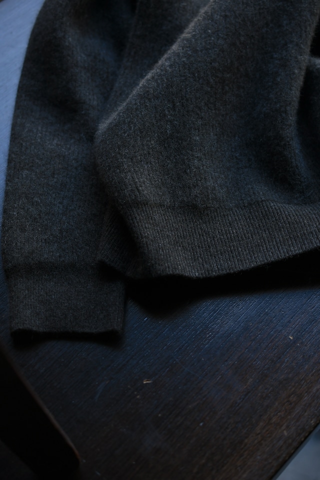 BATONER / CASHMERE FOX HENLEY NECK (Charcoal)