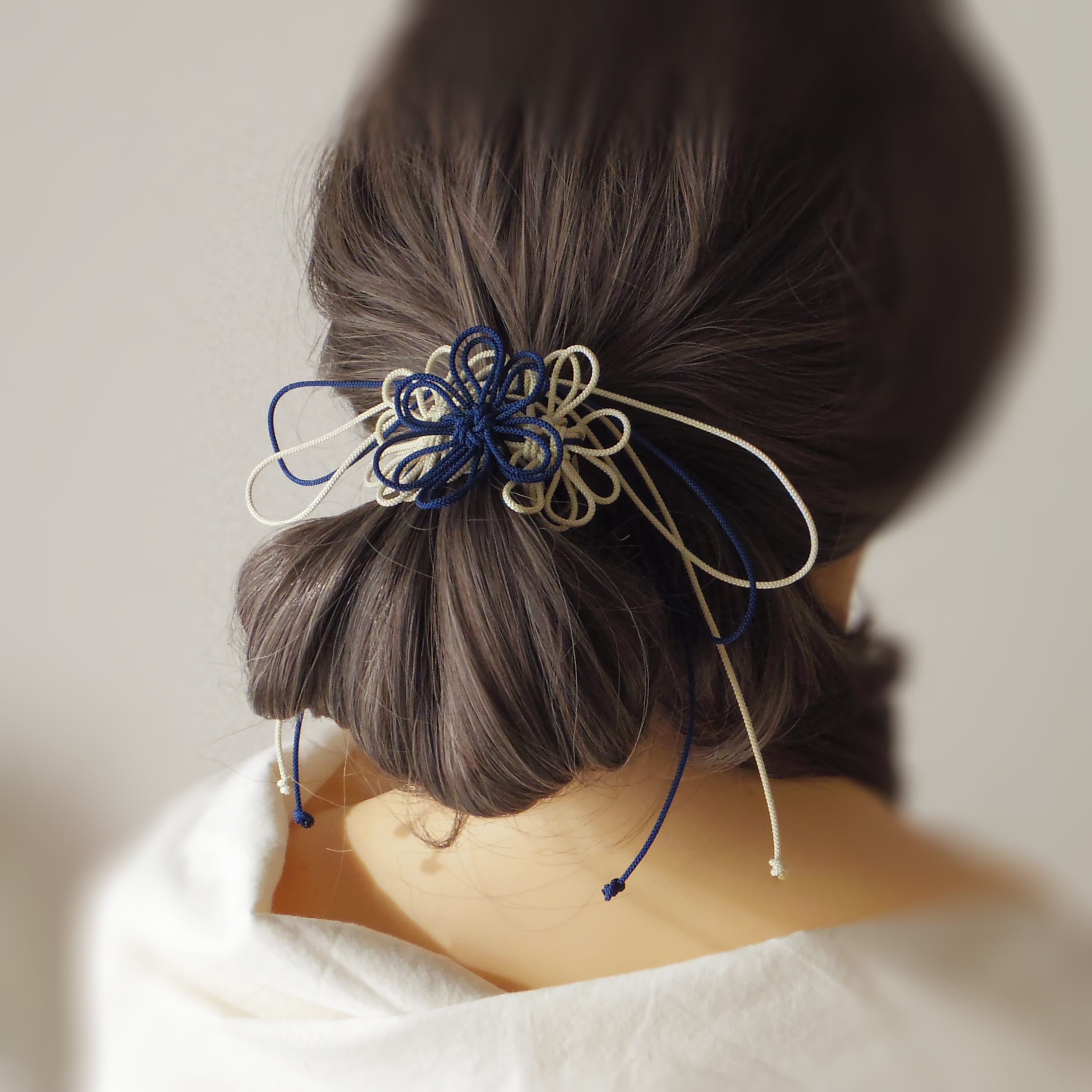 ヘアゴム「色ハ陽ニ冴エ」(濃青×アイボリー)