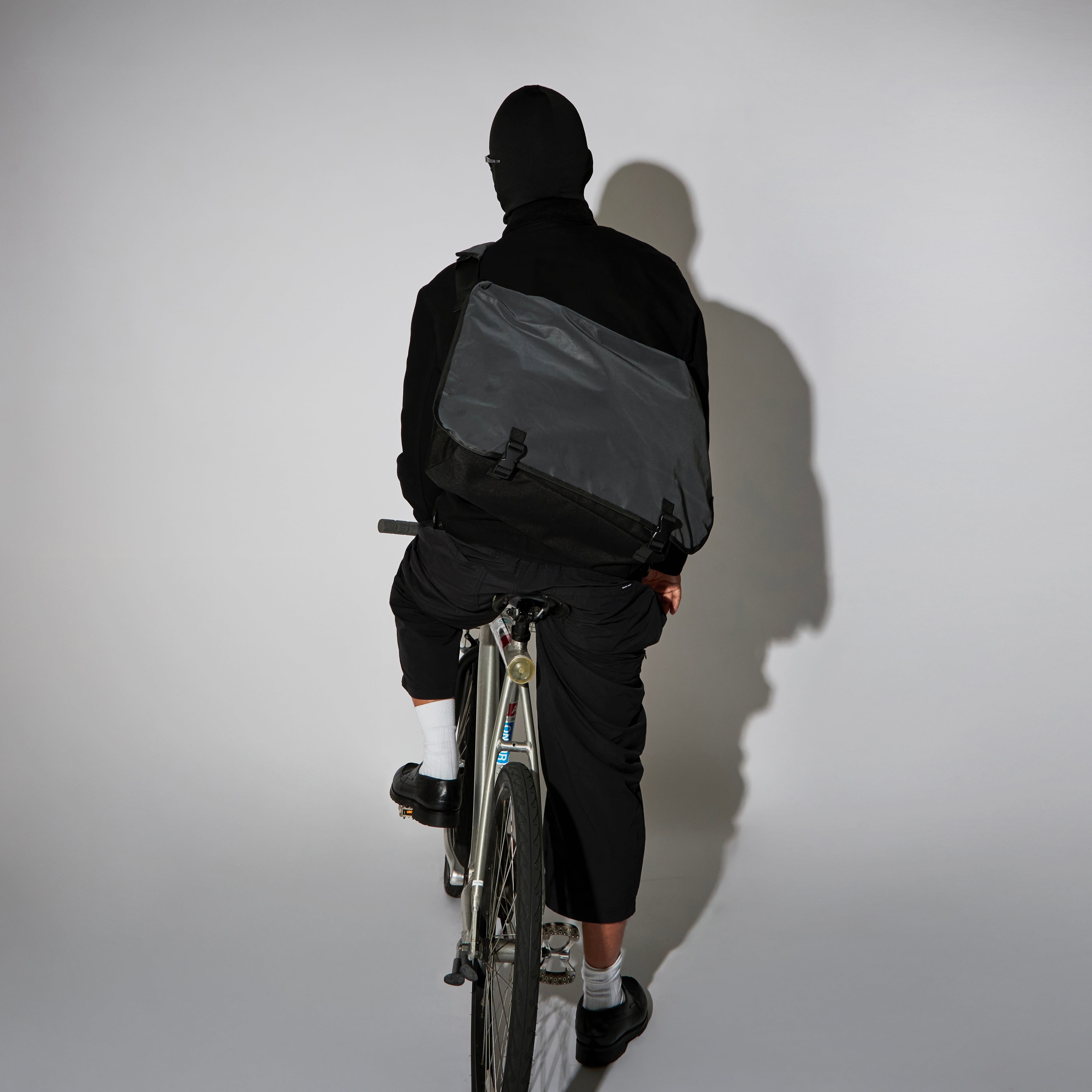 PACKING / BLACK REFLECTIVE MESSENGER BAG (パッキング