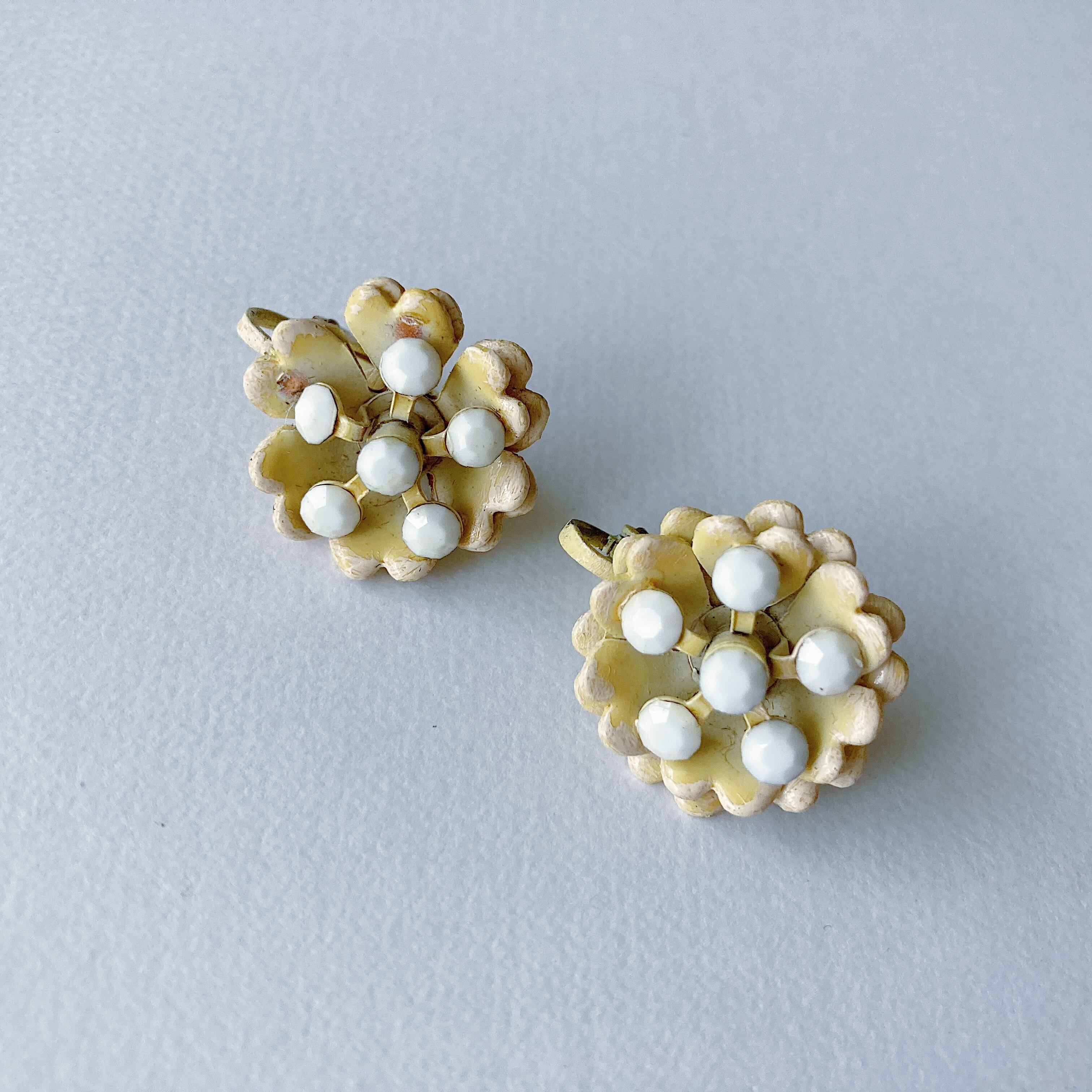 Vintage 60s - 70s cream yellow enamel white rhinestone flower earrings  ヴィンテージ　60年代 - 70年代　クリーム　イエロー　エナメル　ホワイト　ラインストーン　フラワー　花　イヤリング