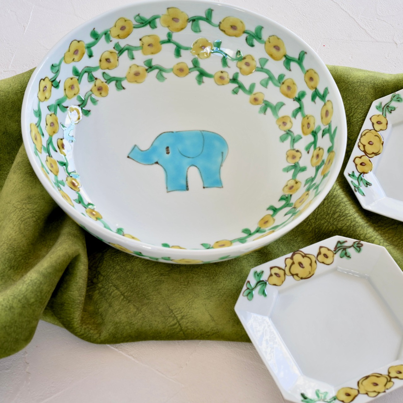 村田菜穂美作 「8.5寸ボウル鉄絵花ぞう唐草もよう」