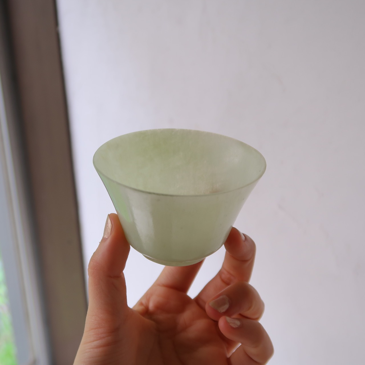 ホワイトグリーンな石の杯