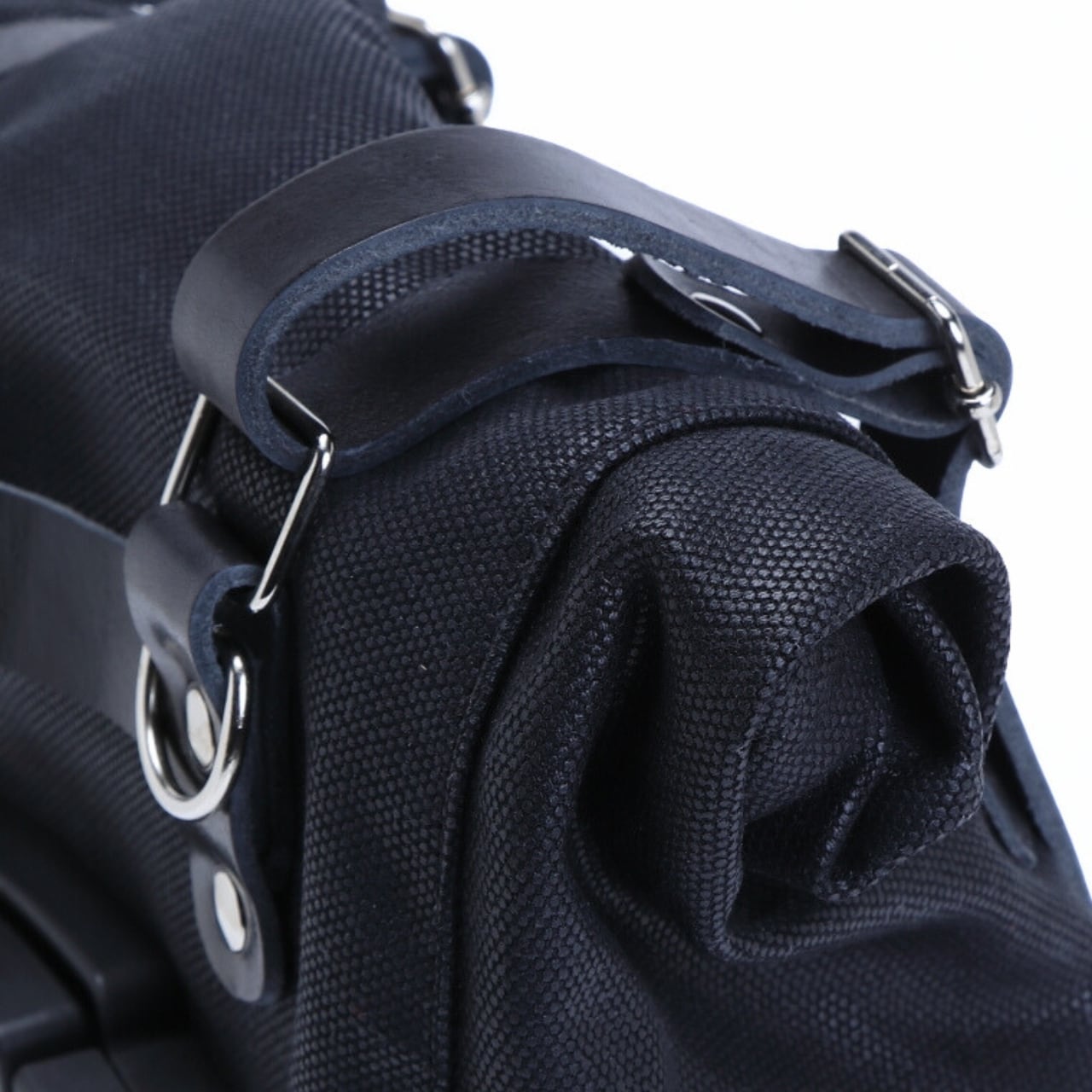 Dakhla 12L 黒 サドルバッグ La Poderosa Goods | La Poderosa Goods Japan