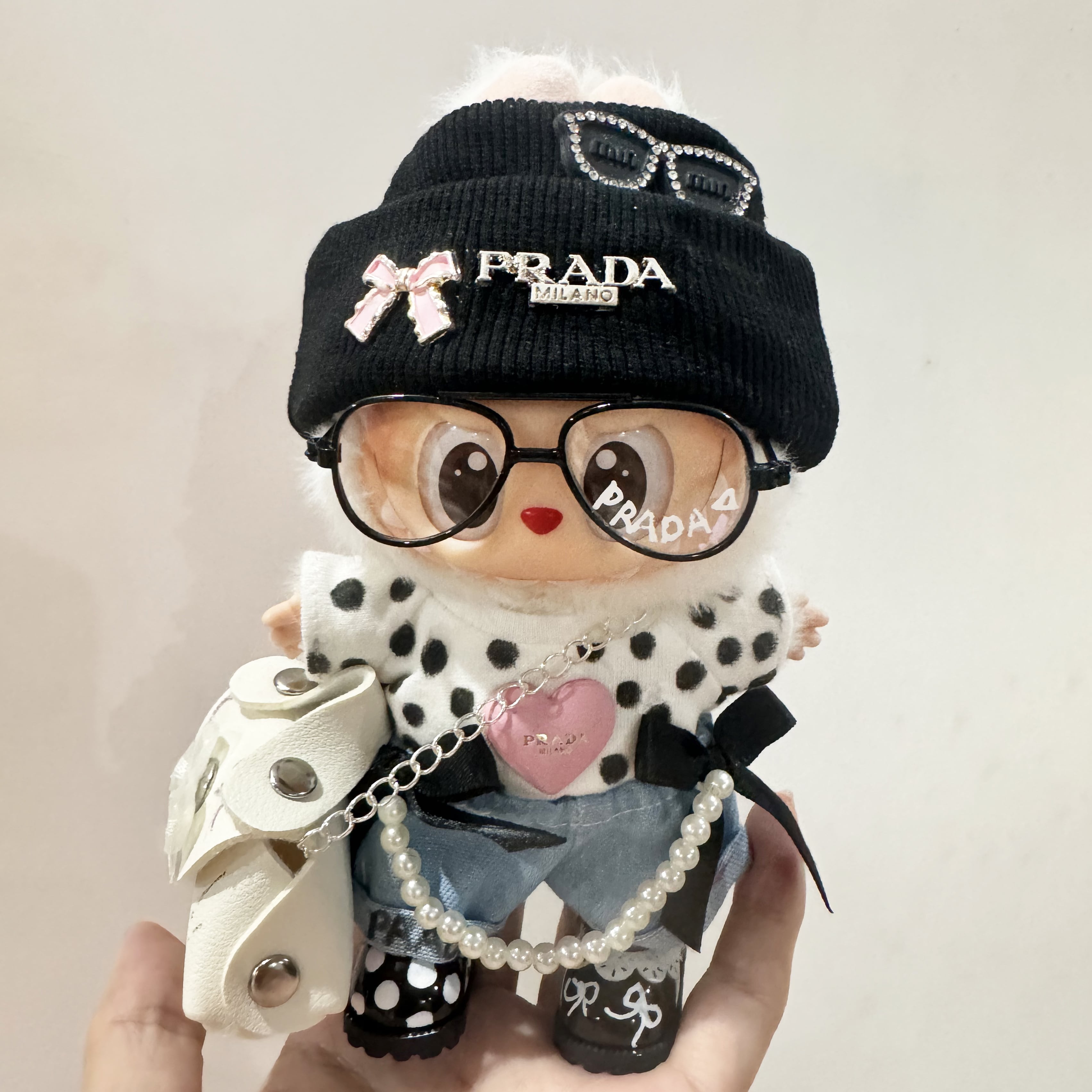 12/28まで60%OFF!Labubuの可愛いお出掛けコーデ♪水玉モード 可愛い 15cm/17cmラブブ 黒帽×ピンクハート 真珠チェーン おしゃれ ショルダーバッグ付き