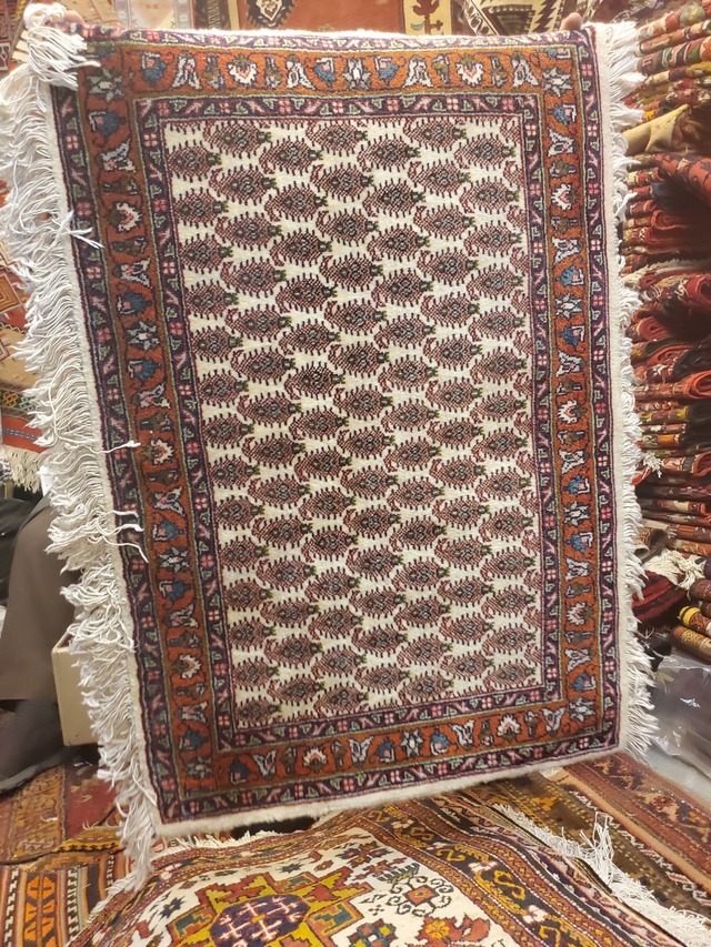 絨毯クエスト50【No.36】Bote ※現在、こちらの商品はイランに置いてあります。ご希望の方は先ずは在庫のご確認をお願いします。