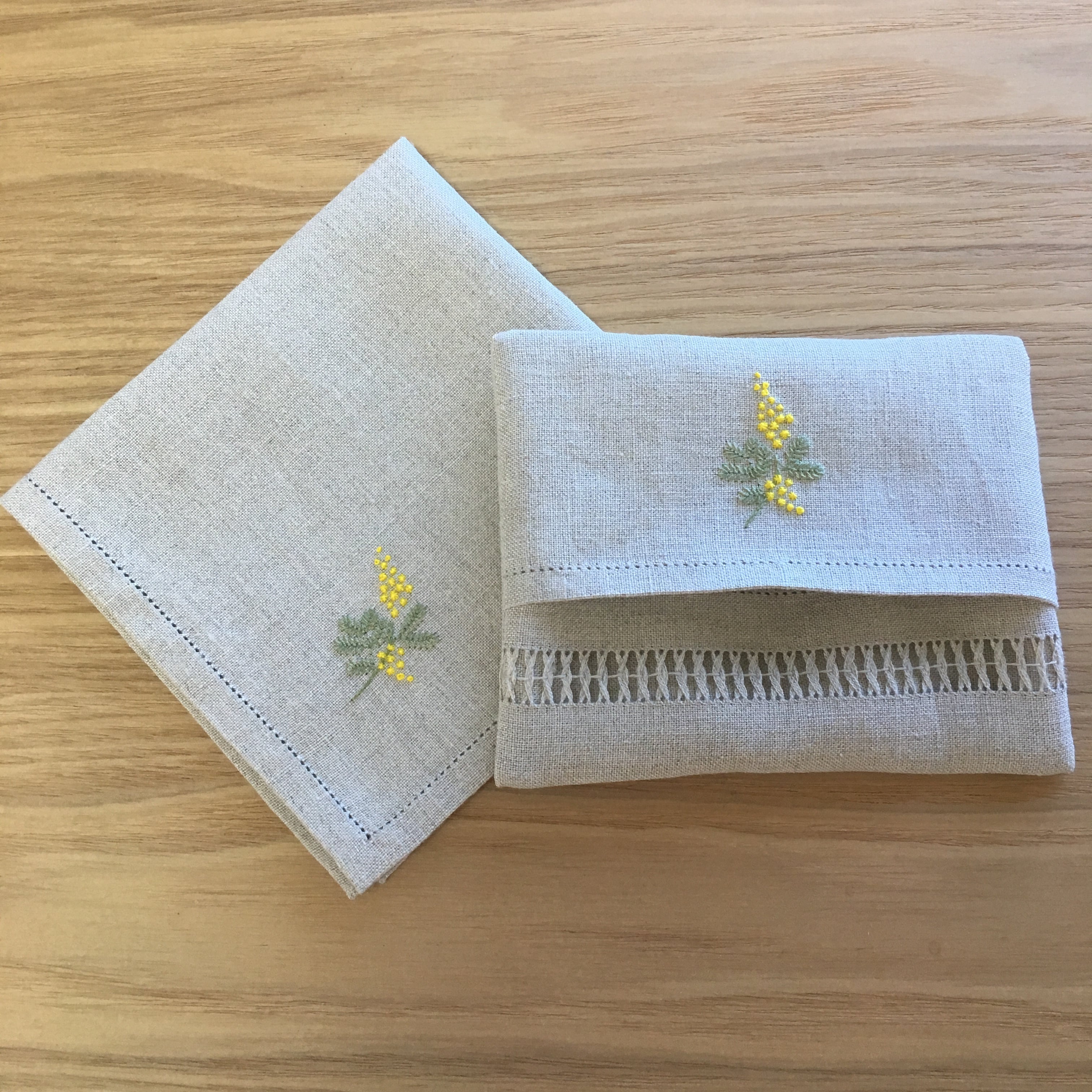 繊細顔のミモザ｜リネンの手刺繍ポケティッシュケース（選べる布色