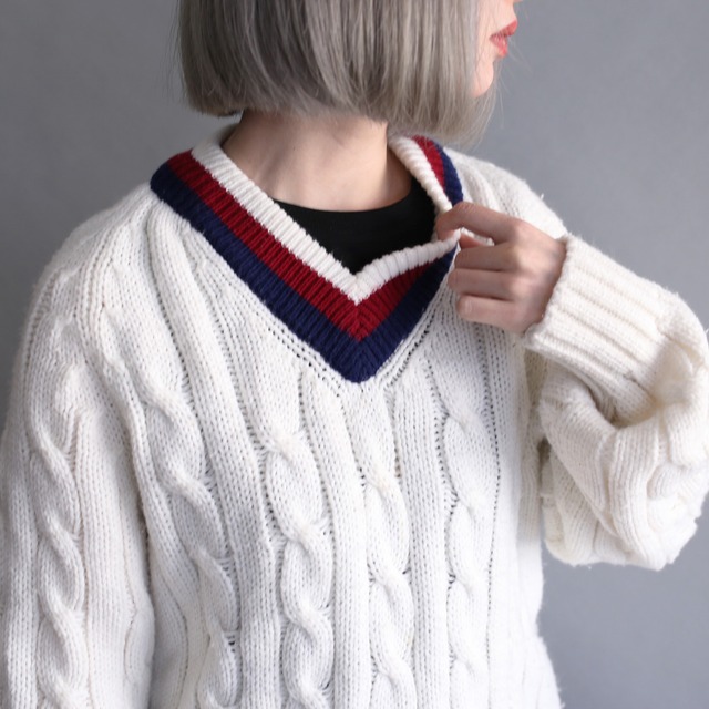 double color line cable knit v-neck sweater