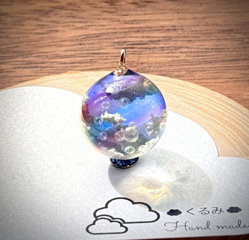 空&雲ペンダント まん丸 夕暮れ空にかかる虹とシャボン玉 20mm K