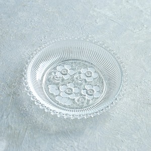 雫の冠が美しい、ガラスの器