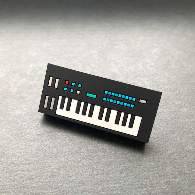 【ピンバッジ】シンセ ラバーピンバッジ/ 01:FM SYNTHESIZER