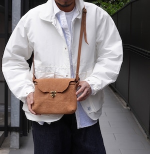 FERNAND LEATHER(フェルナンドレザー)/Horizontal Latch Pouch(M)-beige suede-