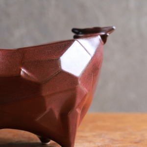 しなやかなフォルムの、陶器の牛 5
