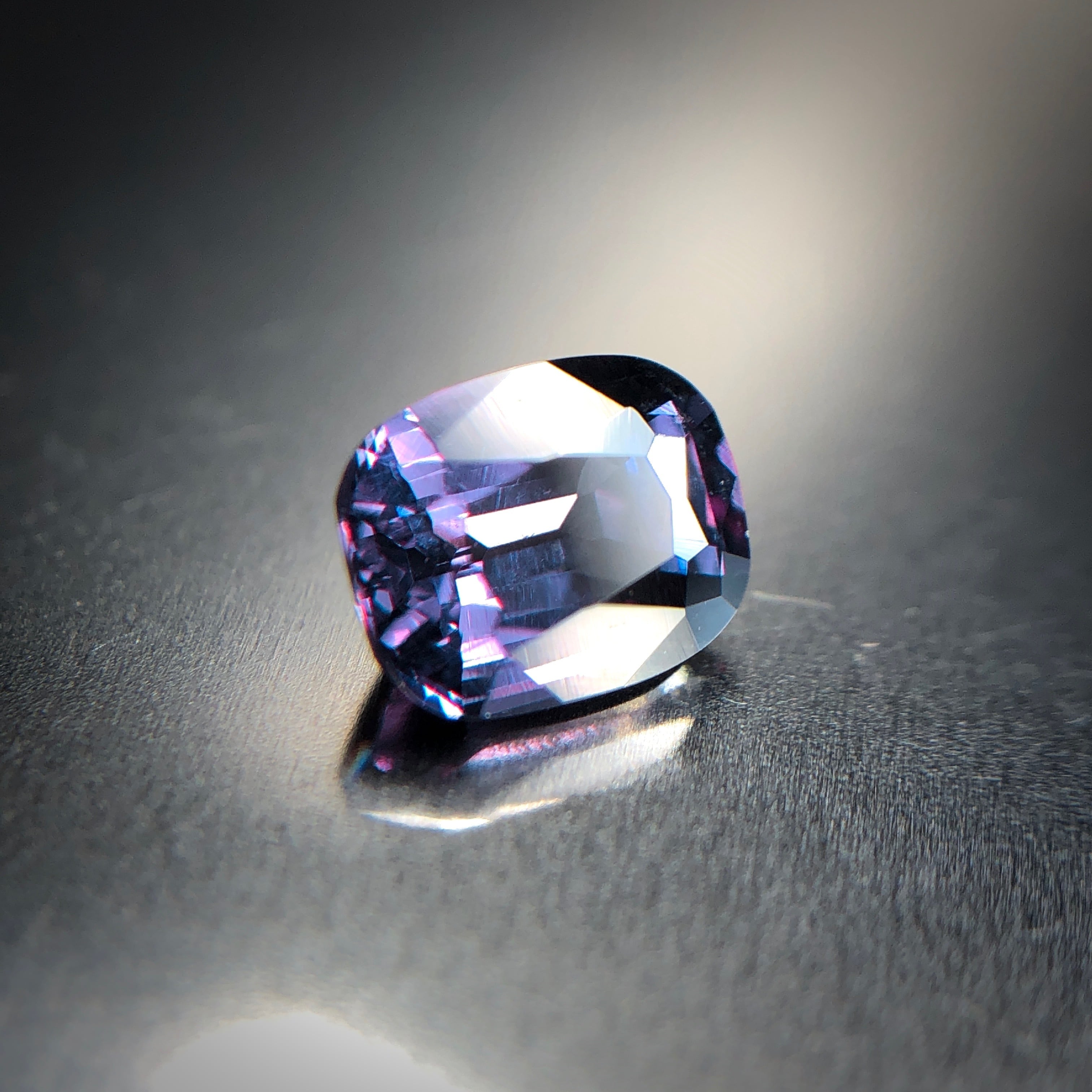蠱惑のベキリーブルー 0.77ct 天然 カラーチェンジ ガーネット