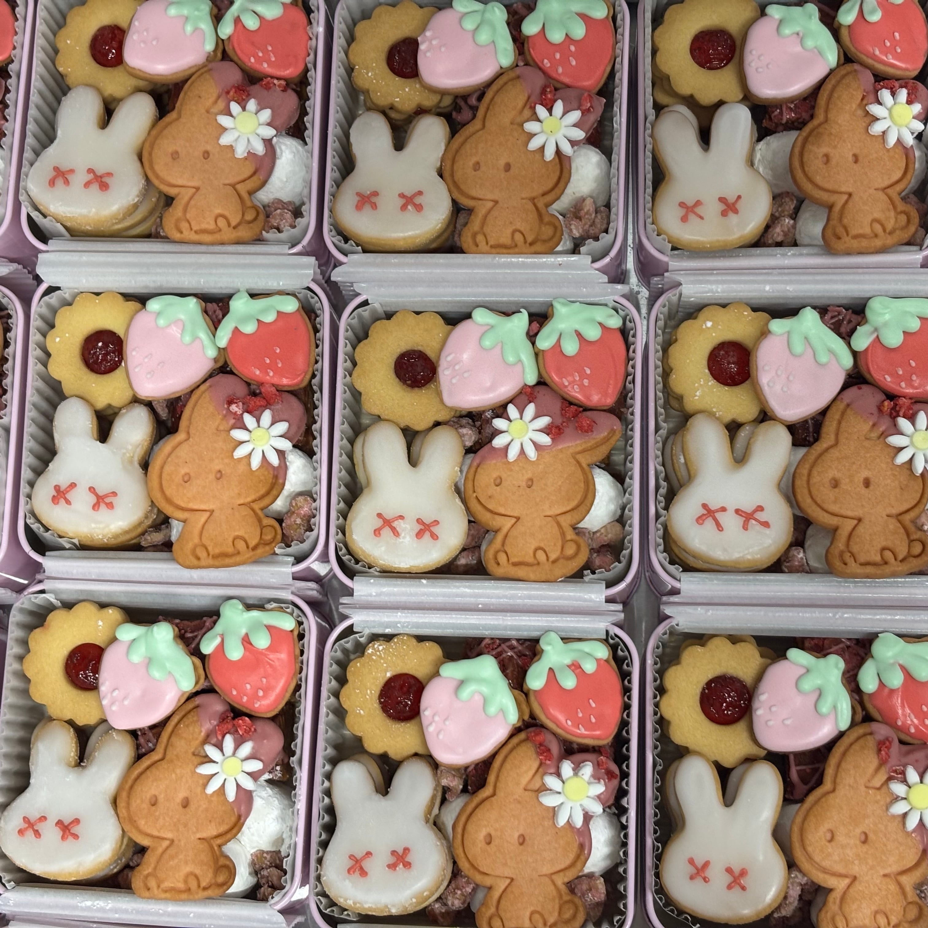 いちごとうさぎが出会った春のクッキー缶 | online pâtisserie Lien