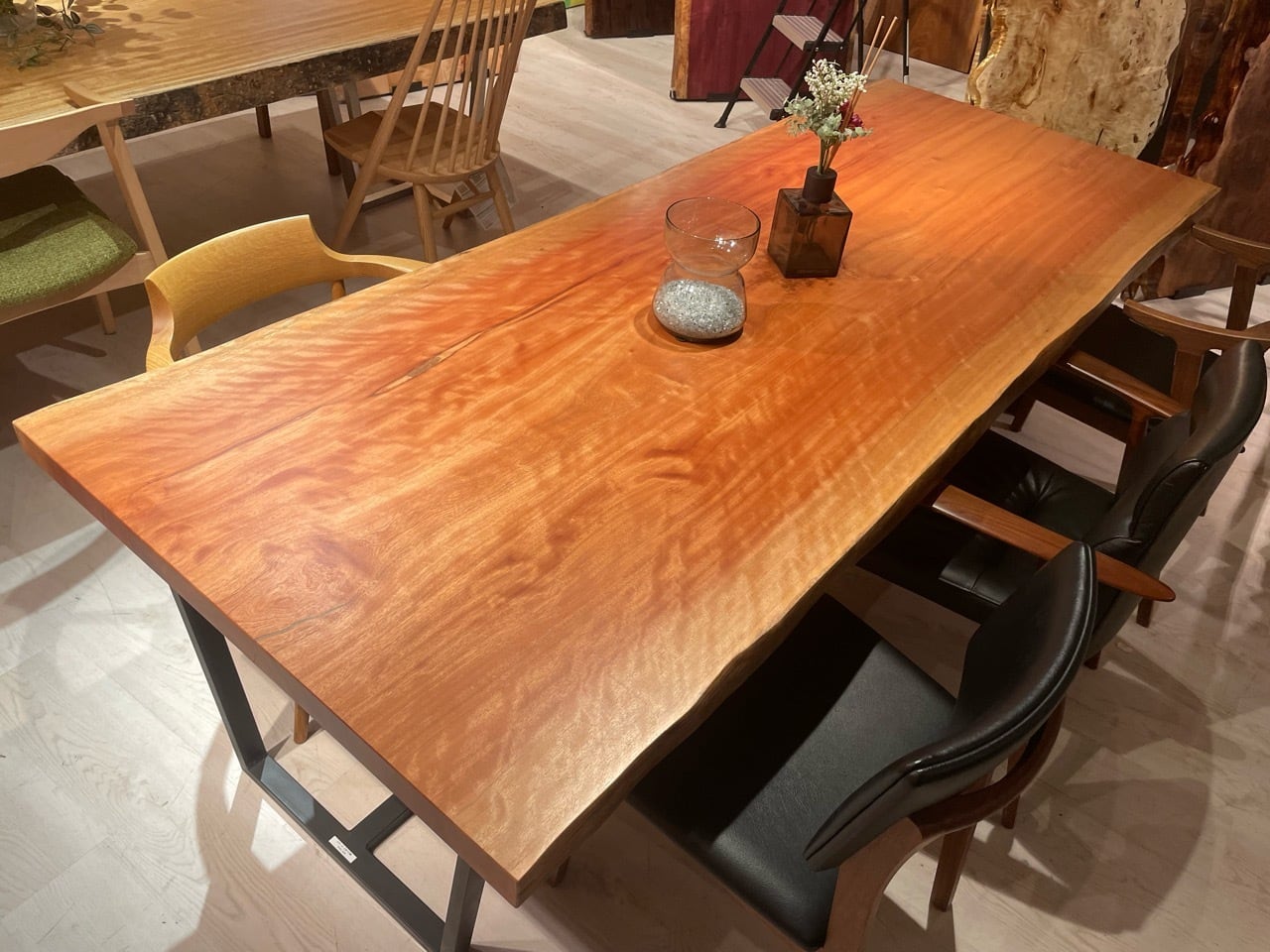 お部屋に❗️お店に❗️カッコイイ❗️ルーレットテーブル。天板ありで通常使用OK❗️ 手付金】Ever Wood オリーブ製リバーテーブル天板 | 自然美と職人技の